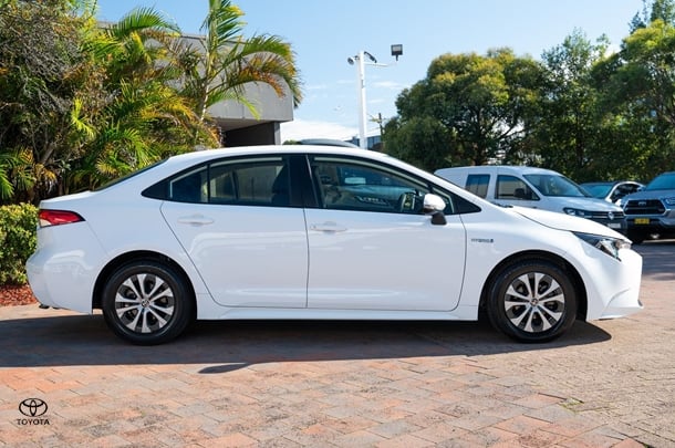 2020 TOYOTA Corolla Sedan Hybrid Ascent Sport image 3