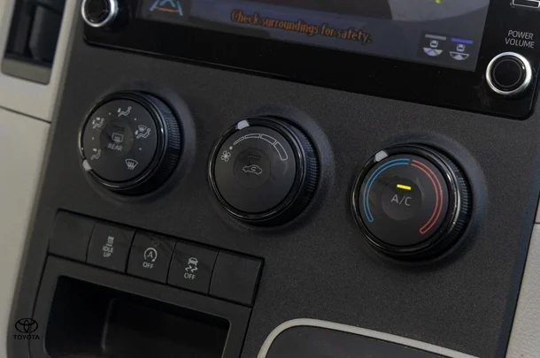 2022 Toyota HIACE LWB image 16