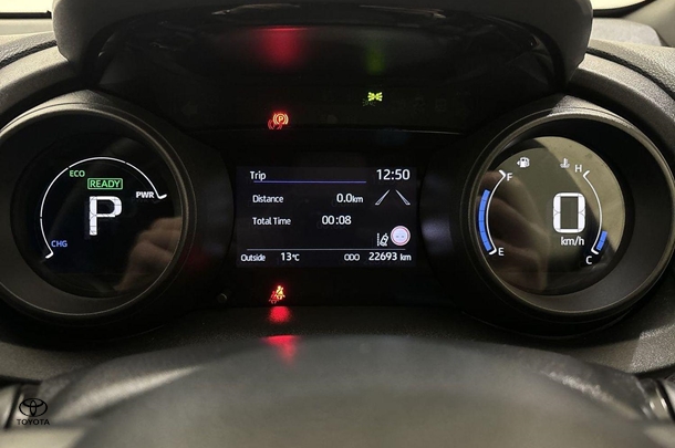 2023 Toyota Yaris Hybrid SX image 17