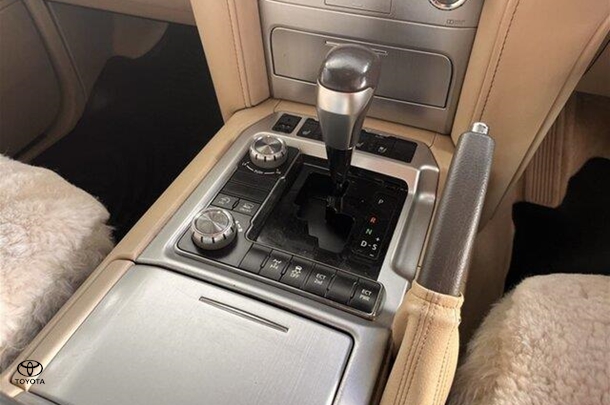 2017 Toyota Landcruiser Sahara image 17