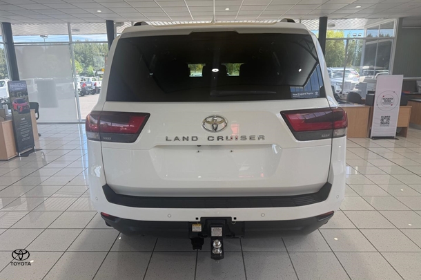 2023 Toyota Landcruiser GXL image 6