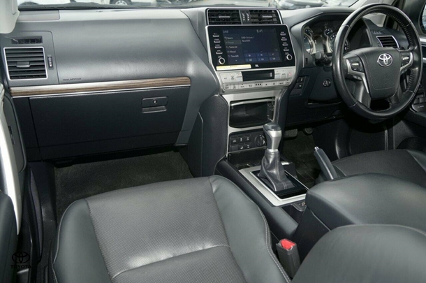 2021 Toyota Prado VX image 6