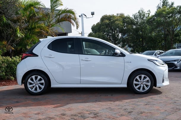2021 TOYOTA Yaris Hybrid SX image 3