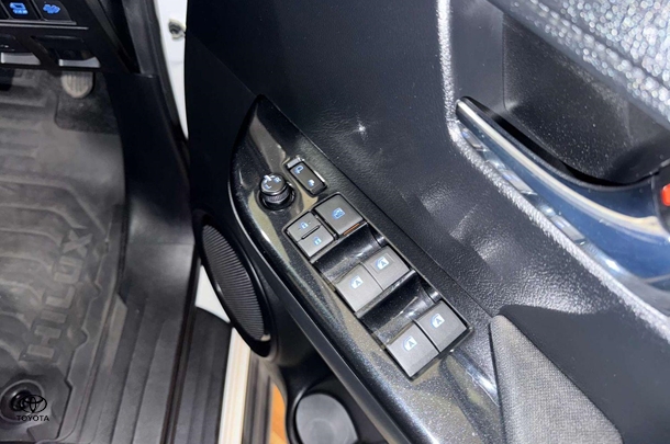 2023 Toyota Hilux SR5 image 15