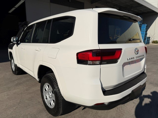 2026 Toyota LandCruiser 300 GX Diesel image 2
