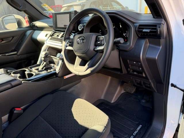 2026 Toyota LandCruiser 300 GX Diesel image 3