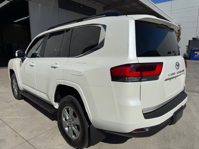 2026 Toyota LandCruiser 300 VX Diesel image 2