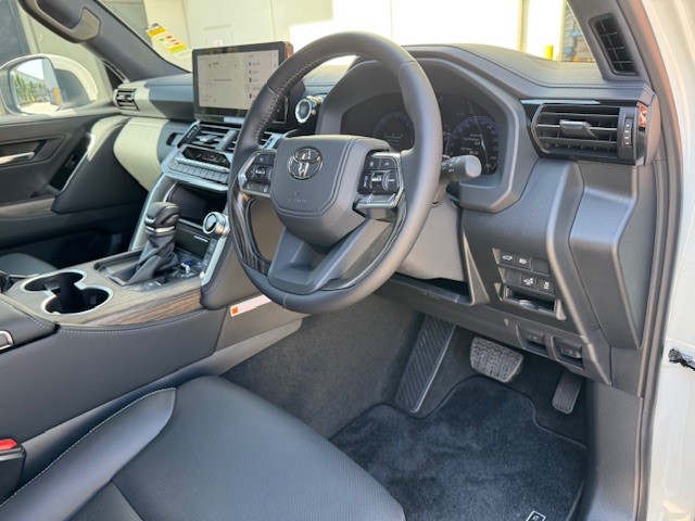 2026 Toyota LandCruiser 300 VX Diesel image 3
