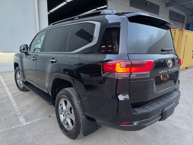 2026 Toyota LandCruiser 300 Sahara Diesel image 2