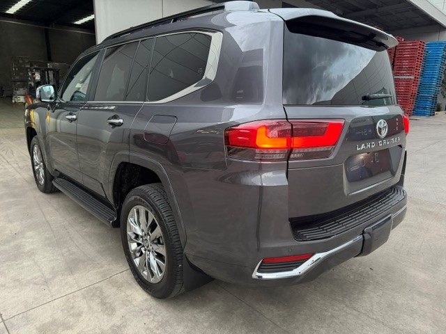 2026 Toyota LandCruiser 300 Sahara ZX Diesel image 2