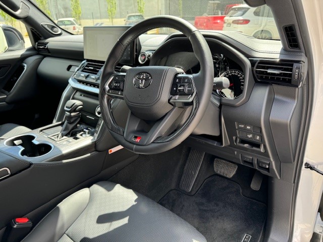 2026 Toyota LandCruiser 300 GR Sport Diesel image 3