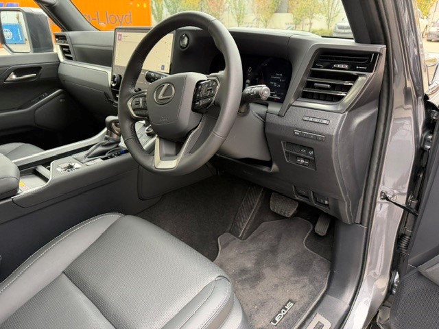2026 Lexus GX550 Sports Luxury image 3