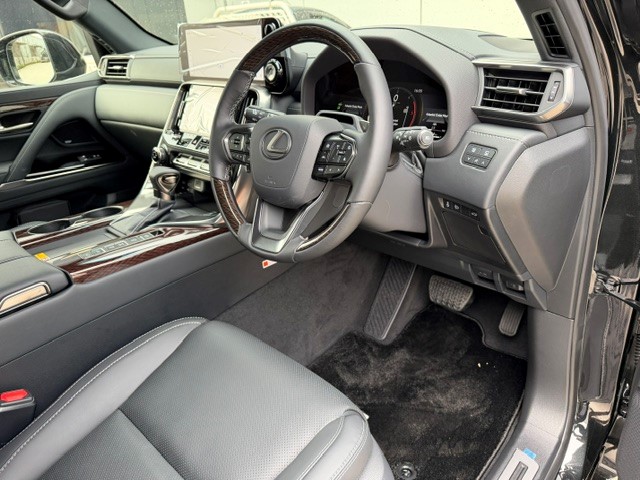 2026 Lexus LX500d Sports Luxury image 3