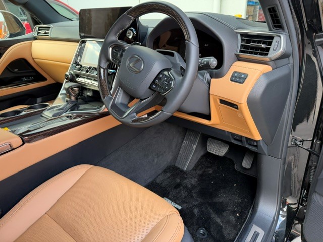 2026 Lexus LX600 Sports Luxury image 3