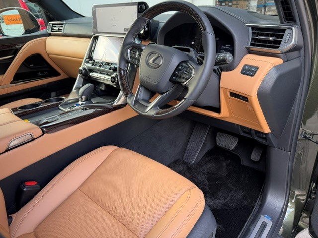 2026 Lexus LX700h Sports Luxury image 3