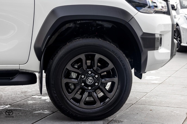 2023 Toyota HILUX Rogue image 24