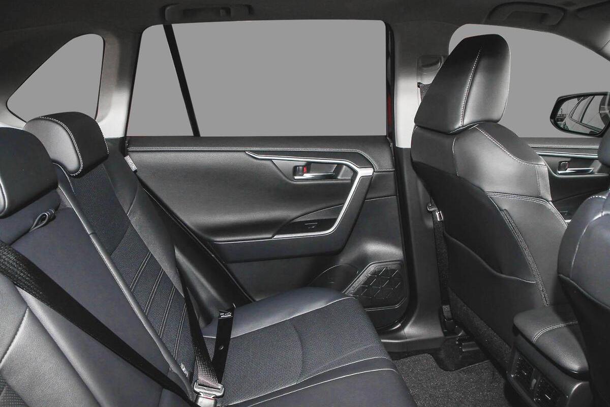 2024 Toyota RAV4 Cruiser Auto eFour image 9