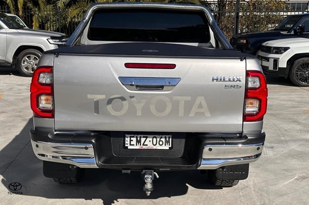 2021 Toyota HiLux 4x4 SR5 image 5