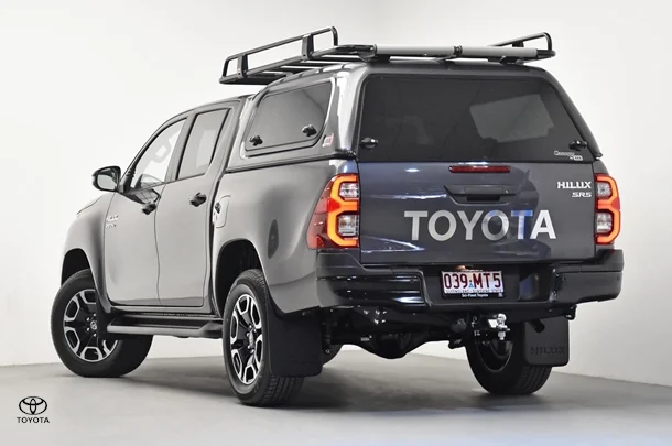 2024 Toyota Hilux 4x4 SR5 image 5