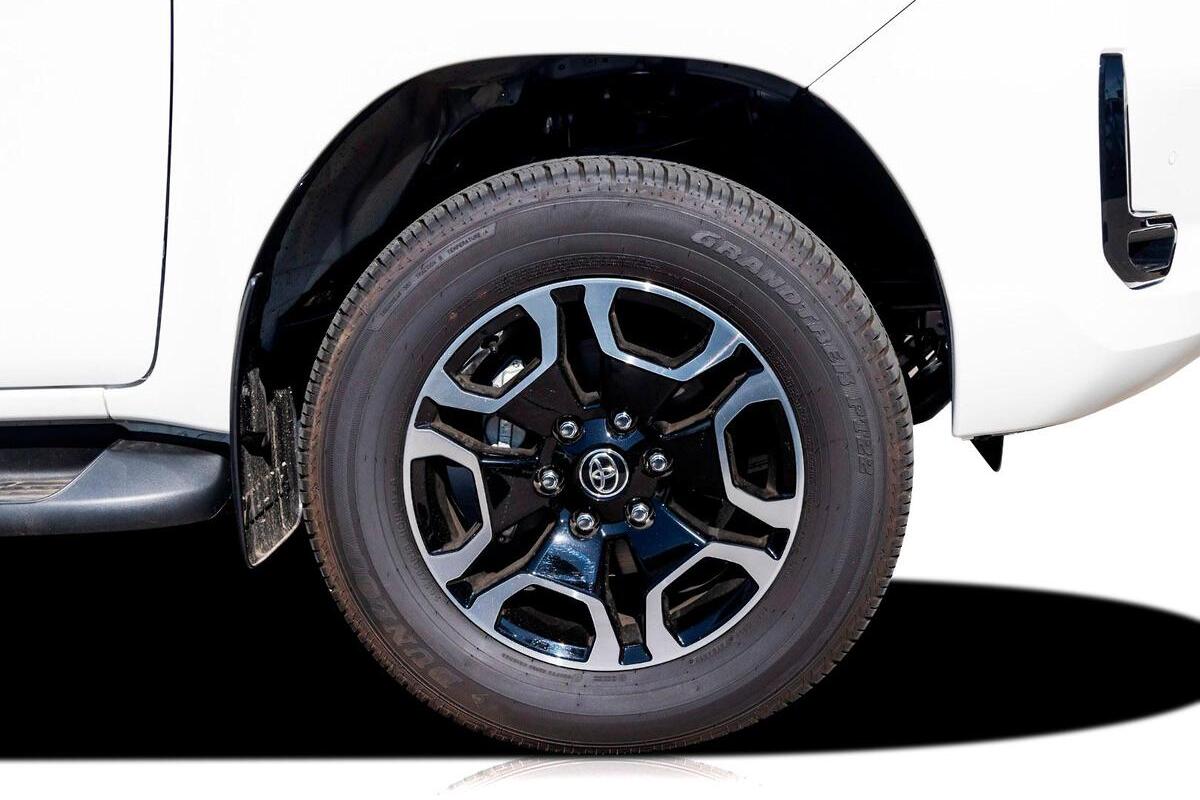 2024 Toyota Hilux SR5 Auto 4x4 image 19