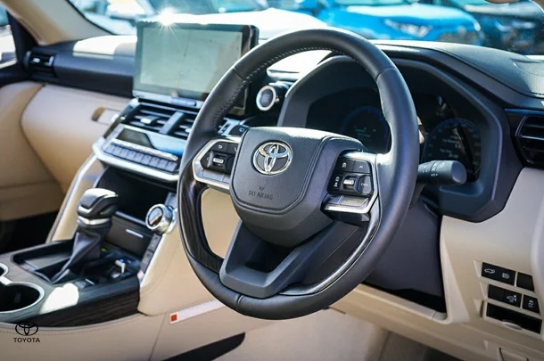 2025 Toyota Landcruiser VX image 18
