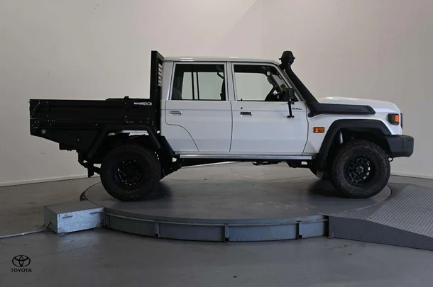 2025 Toyota LC Military GXL image 4