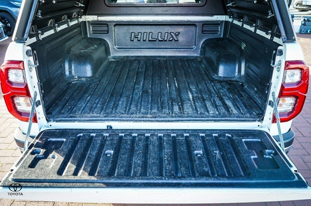 2021 Toyota Hilux 4x4 SR5 image 11