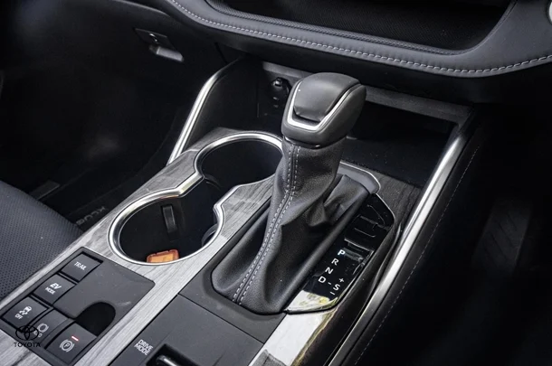 2024 Toyota KLUGER HYBRID AWD GRANDE image 14