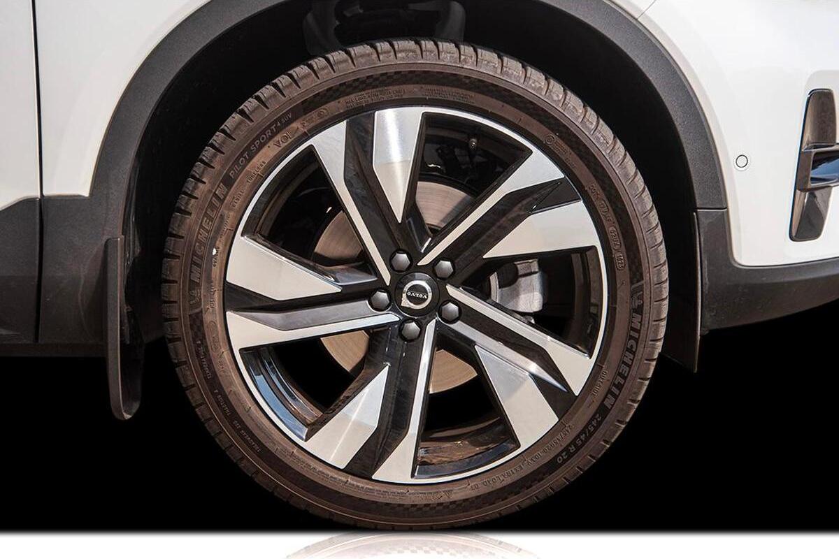 2024 Volvo XC40 Ultra B4 Dark Auto AWD MY25 image 19