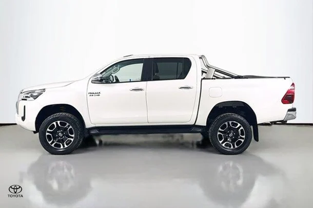 2021 Toyota Hilux SR5 image 5