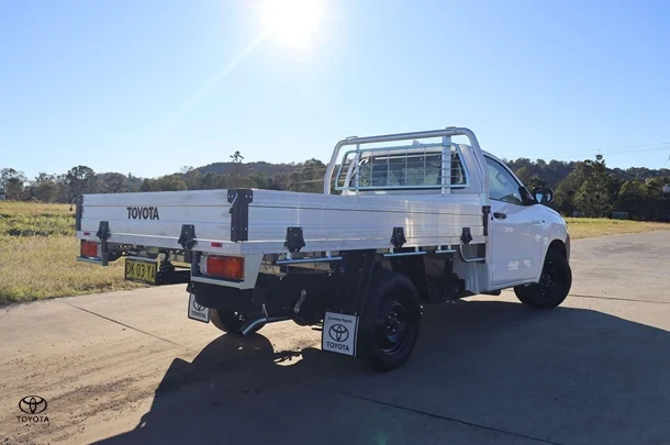 2024 Toyota Hilux 4x2 Workmate image 3