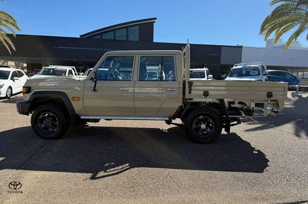 2024 Toyota LC Military GXL image 6