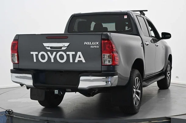 2018 Toyota Hilux 4x4 SR5 image 5