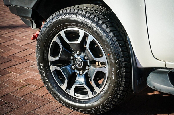 2021 Toyota Hilux 4x4 SR5 image 6