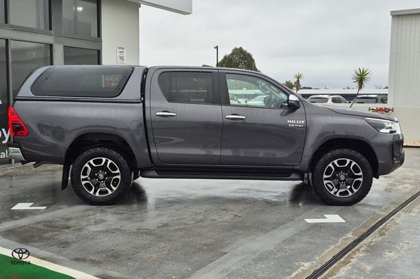 2021 Toyota Hilux SR5 image 11