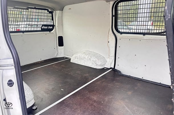 2022 Toyota HiAce LWB image 22