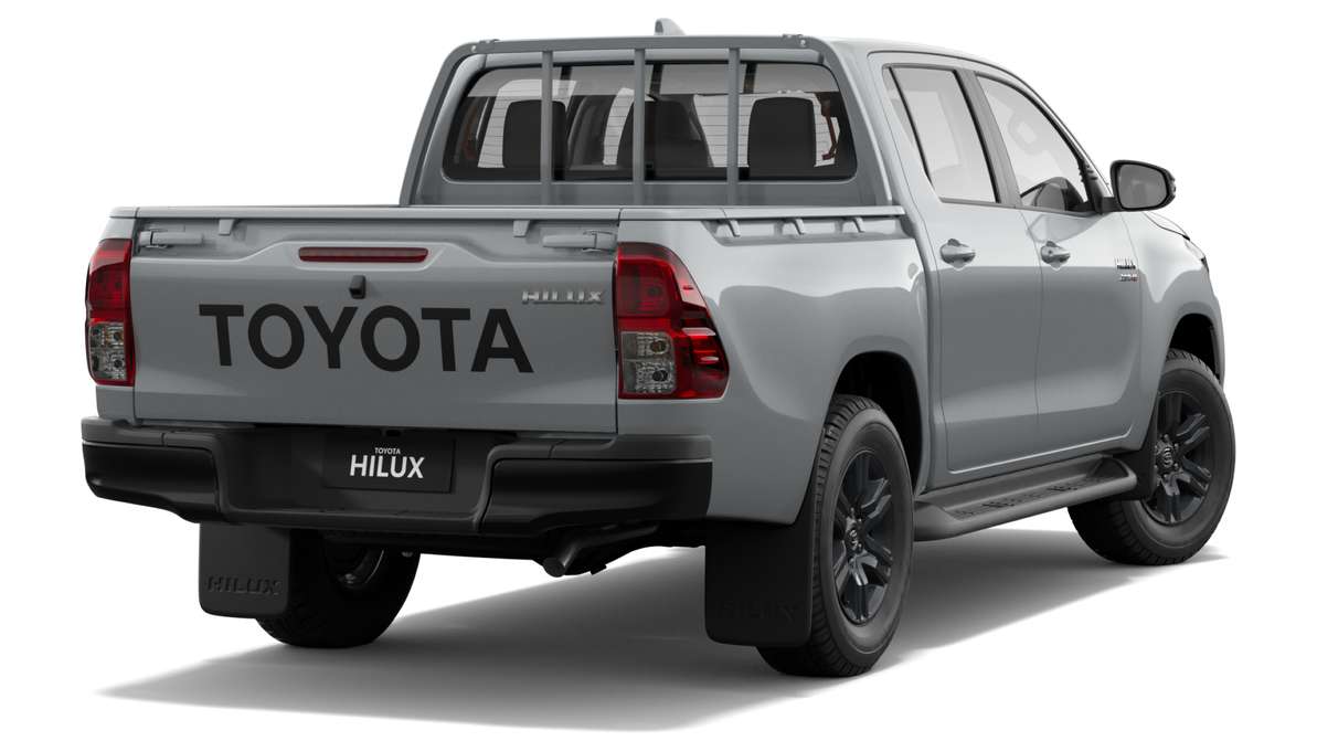 2025 Toyota Hilux 4x4 SR Diesel Double-Cab Pick-Up image 3