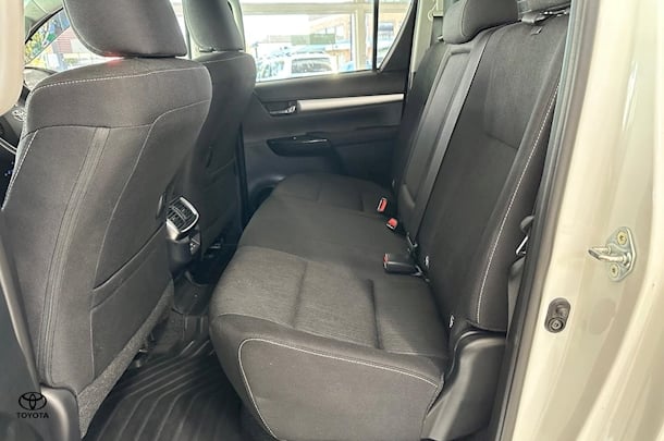 2024 Toyota Hilux SR5 image 15