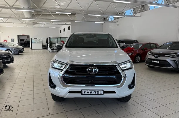 2023 Toyota Hilux SR5 image 2