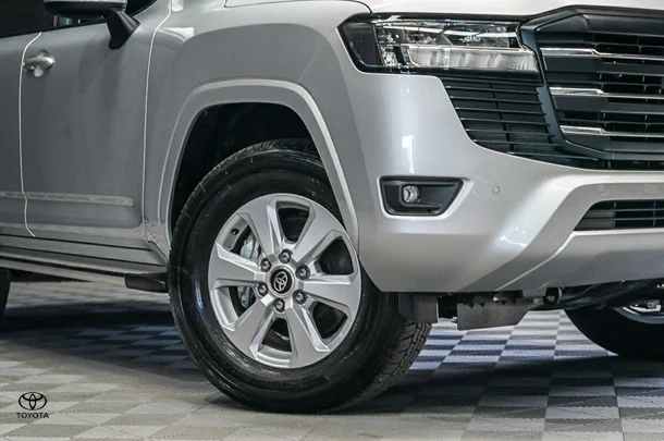 2024 Toyota Landcruiser GXL image 2