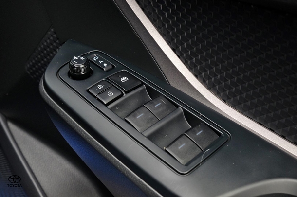 2020 Toyota C-HR Standard 2WD image 17