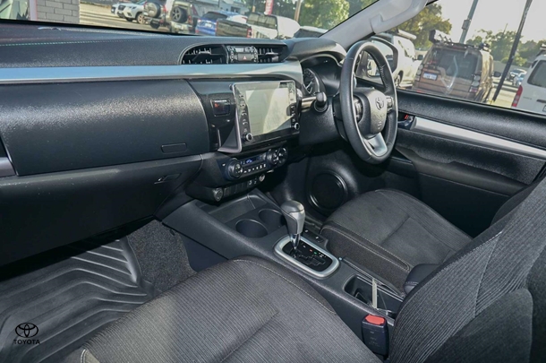2023 Toyota HILUX SR5 image 7