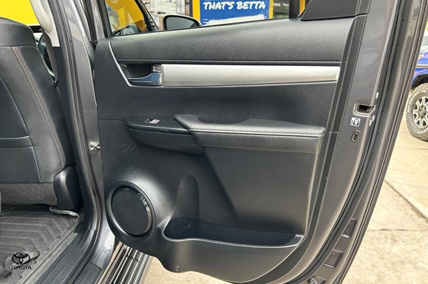 2022 Toyota Hilux 4x4 SR5 image 28