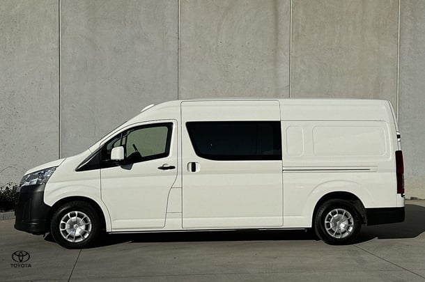 2022 Toyota Hiace SLWB image 8