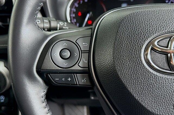 2022 Toyota RAV4 GXL image 16