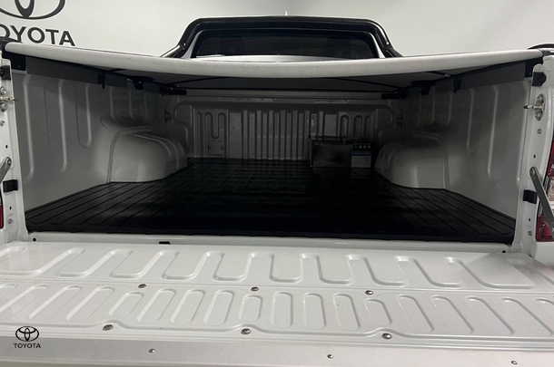 2023 Toyota Hilux SR5 image 12