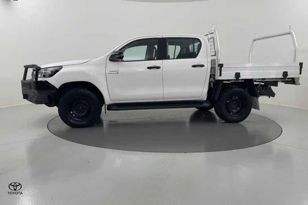 2022 Toyota Hilux 4x4 SR image 2