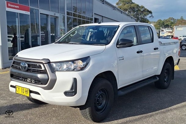 2020 Toyota Hilux 4x4 SR image 3