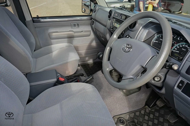 2018 Toyota LC Military GXL image 6
