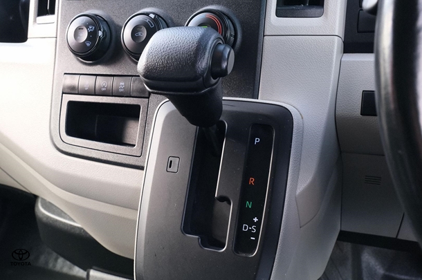 2022 Toyota Hiace LWB image 18